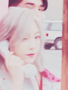 自戳。[禁二]金泰妍TaeYeon，1989年3月9日出生于韩国全罗北道全州市，韩国女歌手、主持人，女子演唱团体少女时代成员之一。