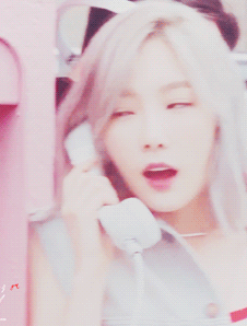 自戳。[禁二]金泰妍TaeYeon，1989年3月9日出生于韩国全罗北道全州市，韩国女歌手、主持人，女子演唱团体少女时代成员之一。