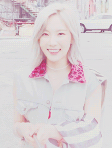 自戳。[禁二]金泰妍TaeYeon，1989年3月9日出生于韩国全罗北道全州市，韩国女歌手、主持人，女子演唱团体少女时代成员之一。