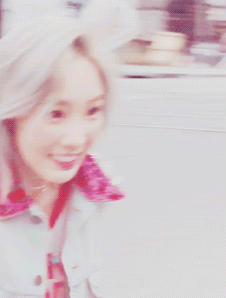 自戳。[禁二]金泰妍TaeYeon，1989年3月9日出生于韩国全罗北道全州市，韩国女歌手、主持人，女子演唱团体少女时代成员之一。