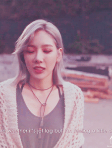 自戳。[禁二]金泰妍TaeYeon，1989年3月9日出生于韩国全罗北道全州市，韩国女歌手、主持人，女子演唱团体少女时代成员之一。