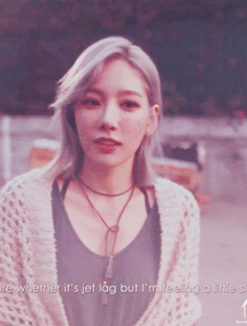 自戳。[禁二]金泰妍TaeYeon，1989年3月9日出生于韩国全罗北道全州市，韩国女歌手、主持人，女子演唱团体少女时代成员之一。