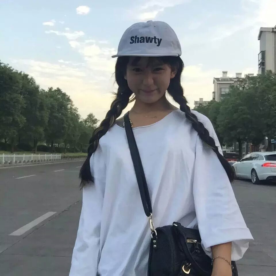 麻花辫街头帽子女生头像