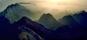 位于乡宁县城东南30公里的安汾乡大河村西, 马壁峪口西侧, 属吕梁山脉中山, 主峰海拔1620米。山体由古生界寒武、奥陶系石灰岩组成, 溶蚀侵蚀大起伏断块中山, 东侧有清代建筑五龙宫、祖师顶及玉莲洞等名胜古迹, 附近居民有清明前后朝山游览的习俗。云丘山从南而望，若天顶高榘，接北斗而傲苍穹。古曰昆仑，俗称北顶。自三代起…