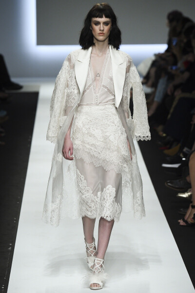 Ermanno Scervino 2016 春夏高级成衣 雪纺材质的礼服搭配硬纱，创造出了独有的轻盈感和蜿蜒的剪影。多元化材质的燕尾风衣亦是本季亮点：多层蕾丝、双层羊绒搭配蕾丝、酒椰叶纤维、帆布，抑或是具有新军装风格的硬纱…