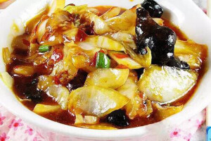 鱼香白菜材料：白菜300克、黑木耳100克、食盐1/2汤匙、酱油1/2汤匙、醋1/2汤匙、鸡精1/2茶匙、葱5克、姜5克、蒜5克、淀粉1汤匙、辣酱1汤匙、白糖1/2汤匙、植物油2汤匙。
做法：
1.准备好大白菜和木耳，把葱、姜、蒜切碎备用。2.把水发木耳撕成小朵，取一碗加入白糖、酱油、盐、醋、淀粉和清水调成鱼香汁。3.大白菜削成块，炒锅放植物油，下入白菜块，煸炒出水分后倒出。4.另起锅，倒入植物油，下入辣酱煸炒出红油，加入葱姜蒜碎继续煸炒出香味。5.加入泡发的木耳煸炒均匀，倒入鱼香汁烧开至黏稠。6.倒入煸炒好的白菜，翻炒均匀，加入鸡精调味即可。