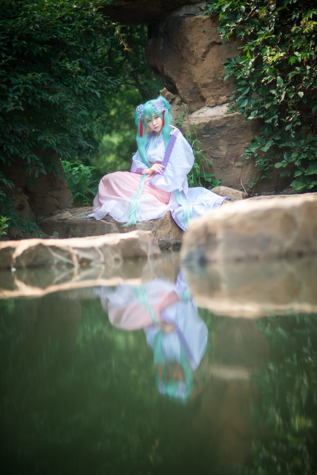 《VOCALOID家族》初音中秋装
CN：@御子MikoMiko