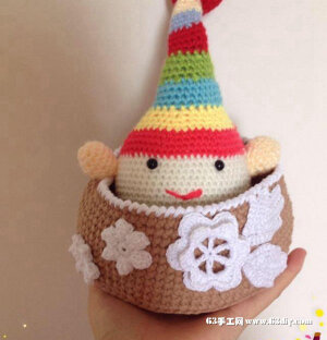 家居中总会出现很多的小饰品及巧小的东西堆放在一起，难看不好，还占地方!很多人会选择购买收纳篮，但手工达人则喜欢手工制作，看看手工达人家居DIY的收纳篮是如何制作的