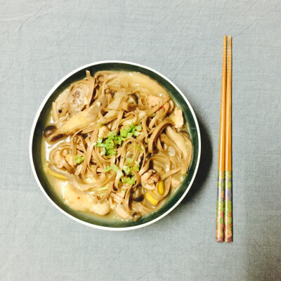 杂菌鸡丝荞麦面#海鲜菇，平菇，花菇，鸡丝#