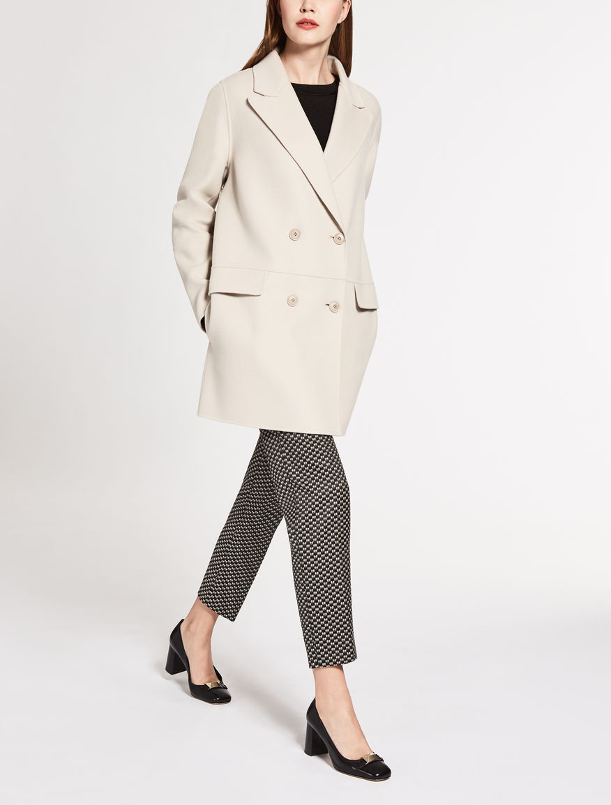 MaxMara/Wool and cashmere jacket
※ Details: Jacket in double wool and cashmere fabric with wide lapel and pockets with flap. This garment is lined. Double-breasted four-button fastening.
※ Composition: Cloth: 90% virgin wool, 10% cashmere