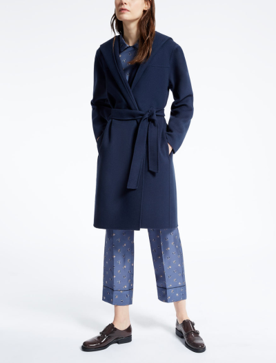 MaxMara/ Wool coat
※ Details: Coat in hand-finished double wool blend with hooded neck and patch pockets. Wraparound fastening with coordinating belt.
※ Composition: 90% virgin wool, 10% nylon