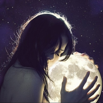 在孤独的时候，给自己安慰；在寂寞的时候，给自己温暖。怀抱一颗发光星球，绽放在无尽黑夜里。