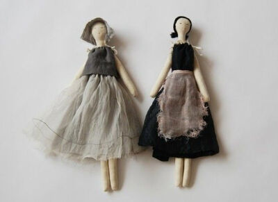 Love the simplicity of these cloth dolls! The muted colors are wonderful too.: