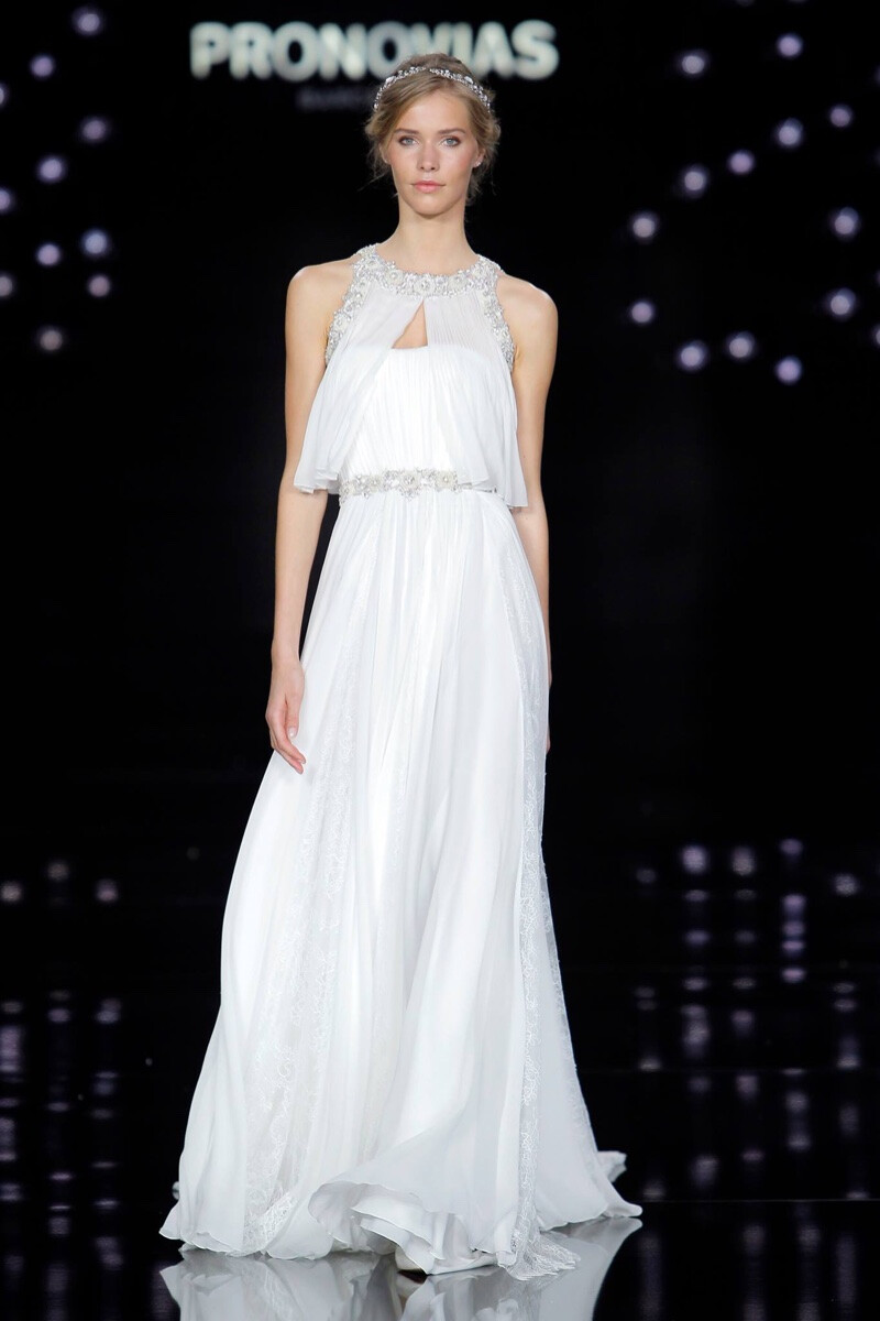 西班牙国宝级奢华婚纱品牌 Pronovias 于巴塞罗那婚纱周发布2017系列婚纱 “LE CIEL”星空为主题