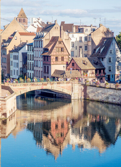 Strasbourg,Alsace,France(by Bill Hertha)。斯特拉斯堡，也译作史特拉斯堡，位于法国国土的东端，与德国隔莱茵河相望，是法国阿尔萨斯大区和下莱茵省的首府。在历史上，德国和法国曾多次交替拥有对斯特拉斯堡的主权…