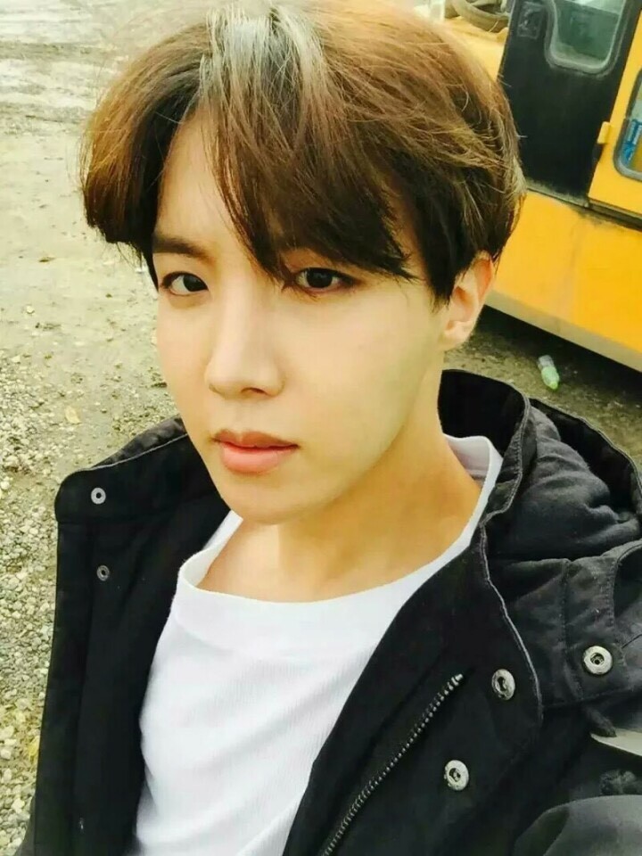 郑号锡
防弹少年团 BTS
J HOPE 暖逗小希望