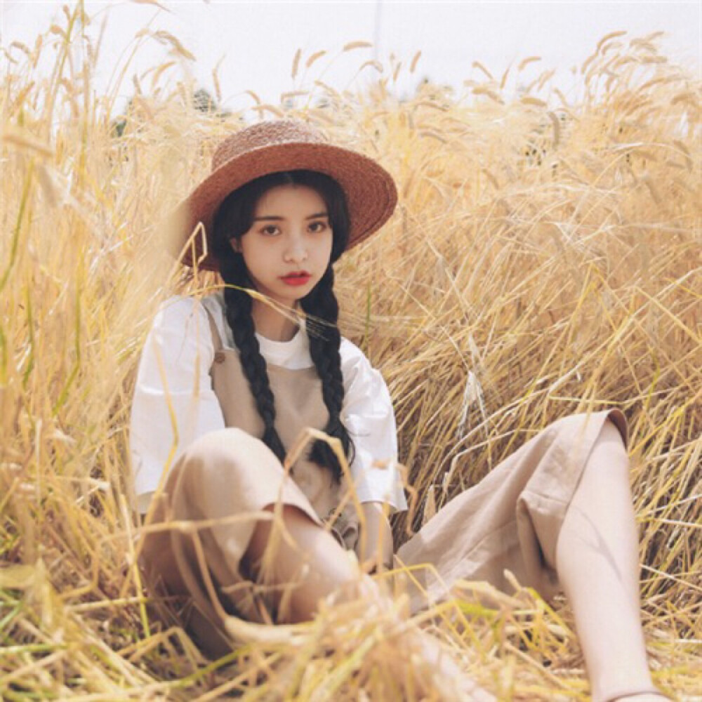 麻花辫帽子草地女生头像