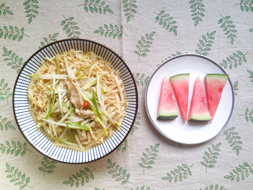 2016-9-28 泡面+西瓜 刮台风，每到一个时段就停水也没有办法做面食。