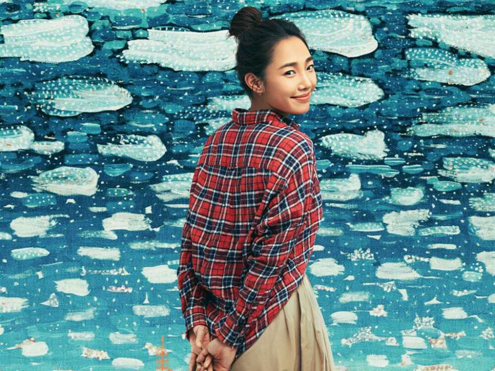 《从你的全世界路过》剧照图片桌面壁纸，改编自张嘉佳的小说讲述三队男女的爱情故事，生命中会遇见很多人，有的是过客，有的是归人，有时候我们拼尽全力想挽留的最后也就那样从全世界路过了