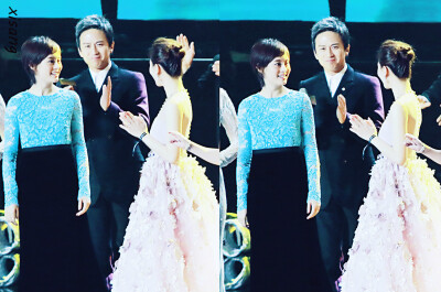 2016芭莎明星慈善夜：刘诗诗（邓超的表情仿佛再说我媳妇跟人跑了✧(≖ ◡ ≖✿)特注：图源来自微博博主弘英社，感谢她拍出这么美诗诗✧(≖ ◡ ≖✿)）