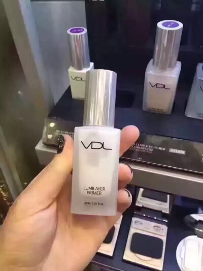 【 VDL贝壳提亮液30ml 】 隐形毛孔、遮瑕、保湿、提亮、一步到位 ，韩剧女主角拍戏必备 ，贝壳提取成分，增加肌肤丰富感，打造3D立体妆容 上妆后 隐隐的闪光感，满满的水份感 ，立刻呈现光泽饱满肌肤. 清…