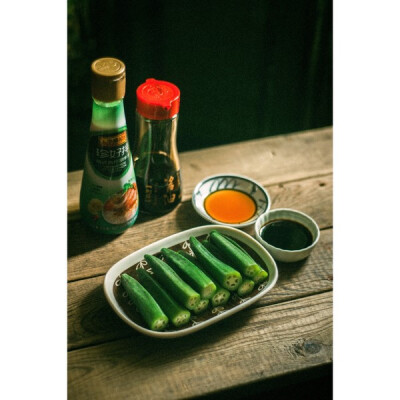 【秋葵刺身】蘸料是刺身酱油和李锦记的越式香柠凉拌汁。 