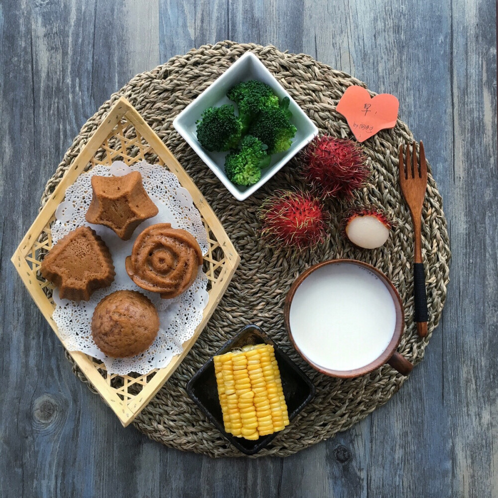 2016.9.29早餐记录：牛奶+红糖马拉糕+西兰花+玉米+红毛丹【第一次做马拉糕】