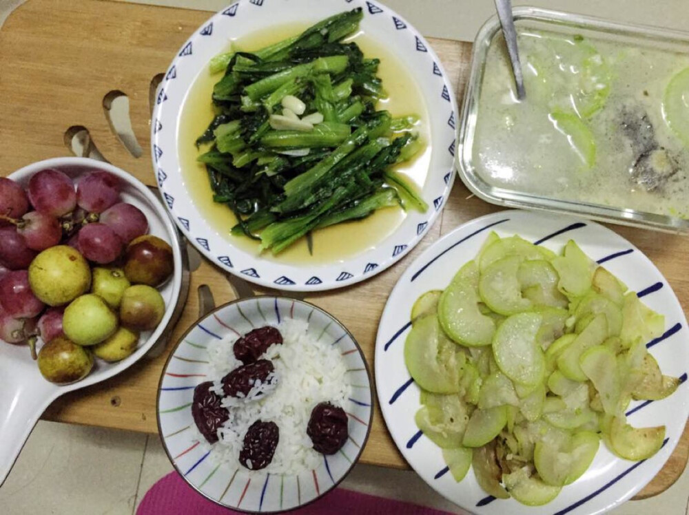 小炒油麦菜+鲫鱼汤+清炒瓠子+红枣饭+水果
谢谢小姨让朋友快递来的陕西冬枣，超甜