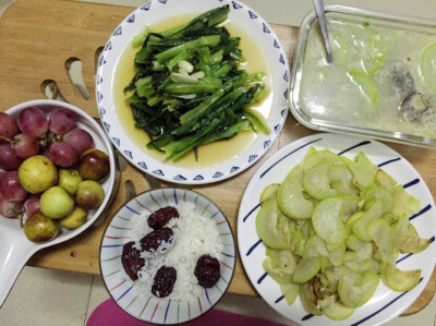 小炒油麦菜+鲫鱼汤+清炒瓠子+红枣饭+水果
谢谢小姨让朋友快递来的陕西冬枣，超甜