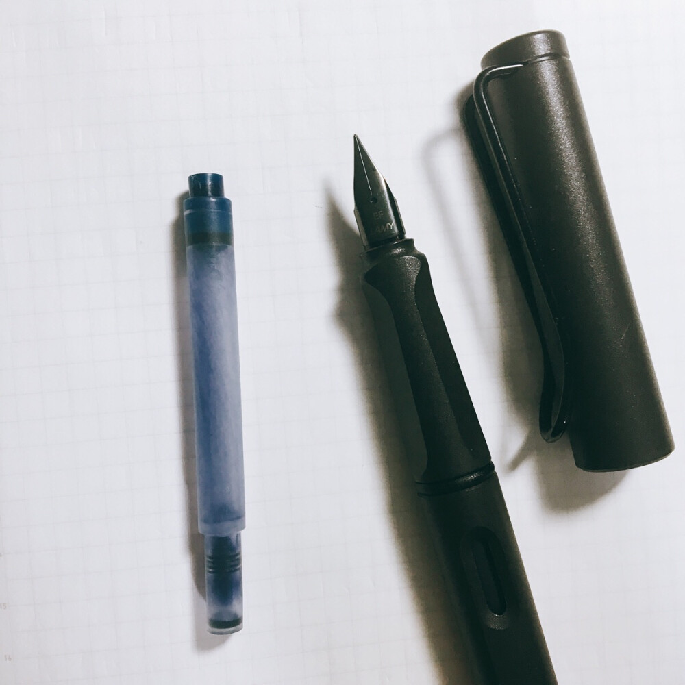 lamy 磨砂黑//手感好，自配墨囊。