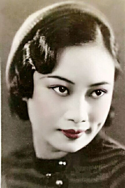 胡蝶(1908.3.23－1989.4.23)，原名胡瑞华，民国第一美女，中国早期最著名的影星，生于上海，祖籍广东鹤山。胡蝶是横跨中国默片时代和有声片时代的电影皇后，被誉为“中国的葛利泰· 嘉宝”。