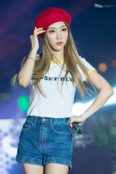 #MAMAMOO# #玟星# #文星伊# #MOONBYUL#
【160709 扶余莲花祝祭 爱concert9p】
贝雷帽文星伊也是撩~
图cr.byulstudio