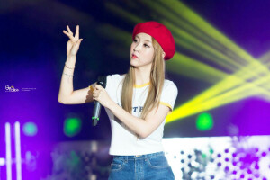 #MAMAMOO# #玟星# #文星伊# #MOONBYUL#
【160709 扶余莲花祝祭 爱concert9p】
贝雷帽文星伊也是撩~
图cr.byulstudio