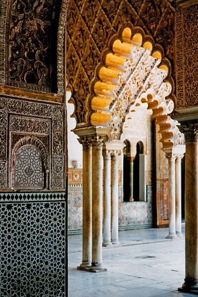 阿尔汉布拉宫（Alhambra Palace），西班牙的著名故宫，为中世纪摩尔人在西班牙建立的格拉纳达（Granada）王国的王宫?！鞍⒍共祭?，阿拉伯语意为“红堡”。为摩尔人留存在西班牙所有古迹中的精华，有“宫殿之城”…