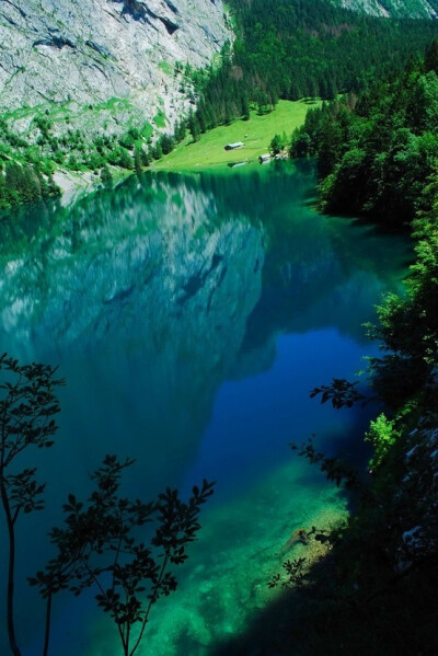 【德国--巴伐利亚】Deep Reflection / Königssee, Bavaria 巴伐利亚 国王湖‖位于德国和奥地利边境的小城贝希特斯加登（Berchtesgaden）旁，靠近阿尔卑斯山脉。这个位于丛山峻岭中的小镇，是德国阿尔卑斯山区最优美…