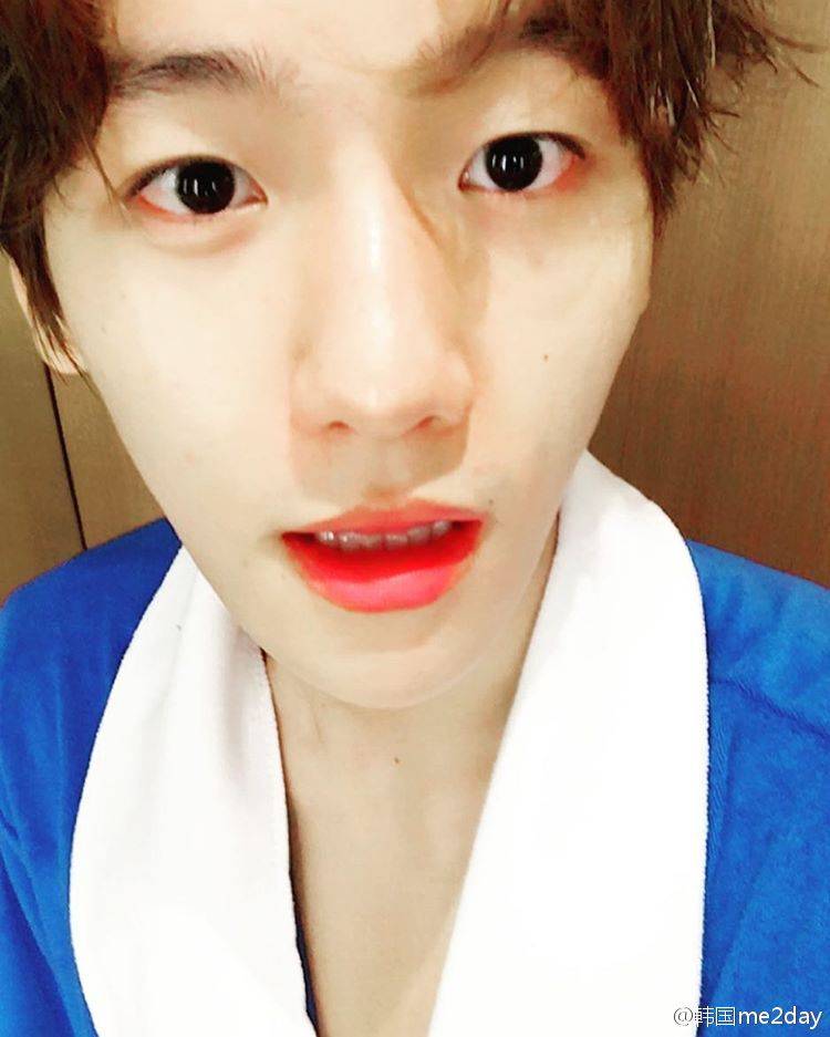  边伯贤 可爱 美手 克里斯马 门面担当 美男 185大总攻 妖孽 傲娇 exo主唱 眼线王子 4号少年 高清 壁纸 头像 男友力max 步步惊心丽 十皇子 王银 161001边伯贤ins更新#唇红齿白啊啊啊，怎么可以这么好看##听说蓝色和银耳更配哦#