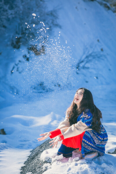 女头 美好的时光
你在南方的艳阳里大雪纷飞，我在北方的寒夜里，四季如春。
你不来 我不敢老去