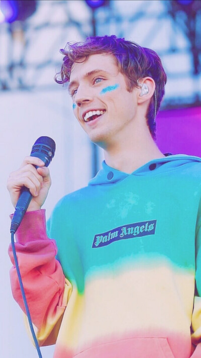 #Troye Sivan 戳爷
天空中最缤纷的彩虹.