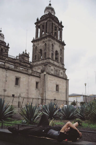 忘了在哪儿看到的一句话：我们都到生活里去了，生活里人口众多。Photographers were taken in Mexico