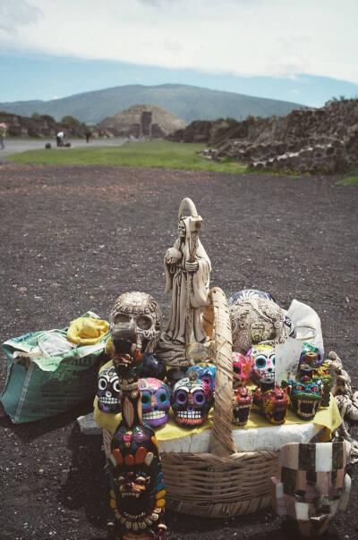 忘了在哪儿看到的一句话：我们都到生活里去了，生活里人口众多。Photographers were taken in Mexico