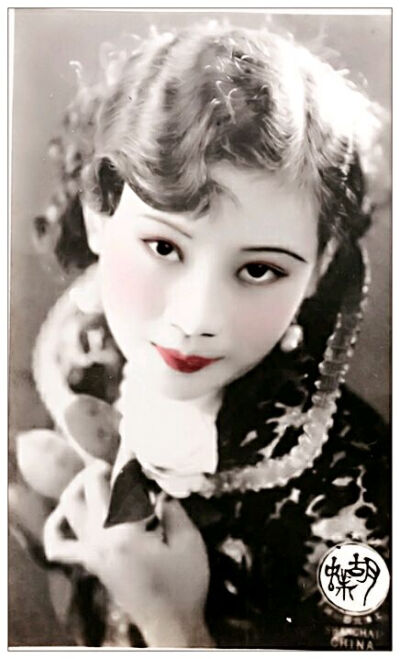 胡蝶(1908.3.23－1989.4.23)，原名胡瑞华，民国第一美女，中国早期最著名的影星，生于上海，祖籍广东鹤山。胡蝶是横跨中国默片时代和有声片时代的电影皇后，被誉为“中国的葛利泰· 嘉宝”。