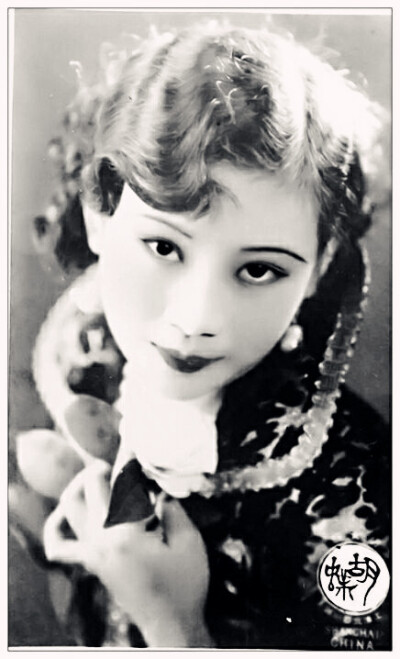 胡蝶(1908.3.23－1989.4.23)，原名胡瑞华，民国第一美女，中国早期最著名的影星，生于上海，祖籍广东鹤山。胡蝶是横跨中国默片时代和有声片时代的电影皇后，被誉为“中国的葛利泰· 嘉宝”。