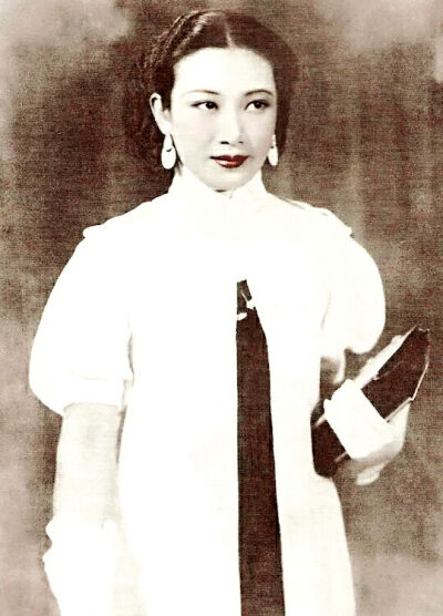 胡蝶(1908.3.23－1989.4.23)，原名胡瑞华，民国第一美女，中国早期最著名的影星，生于上海，祖籍广东鹤山。胡蝶是横跨中国默片时代和有声片时代的电影皇后，被誉为“中国的葛利泰· 嘉宝”。