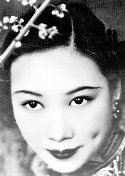 胡蝶(1908.3.23－1989.4.23)，原名胡瑞华，民国第一美女，中国早期最著名的影星，生于上海，祖籍广东鹤山。胡蝶是横跨中国默片时代和有声片时代的电影皇后，被誉为“中国的葛利泰· 嘉宝”。