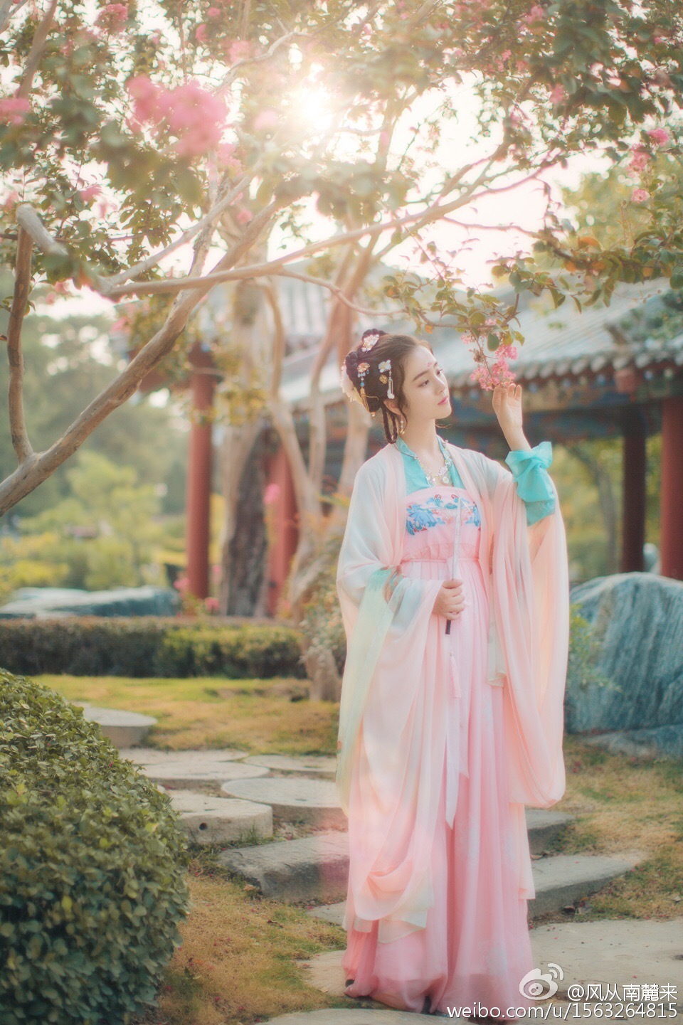 一颦一笑皆为祸,半倾灵山半倾城.