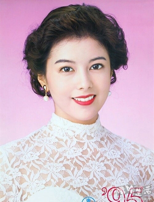 泽口靖子，1965年6月11日出生于大阪府，毕业于大阪府立泉阳高校，日本影视演员。
作品主要有《太平记》、《别了，李香兰》、《澪つくし》、《科搜研之女》、《秀吉》、《新撰组!》等。
泽口靖子，出身于日本大阪府堺市，是日本东宝艺能旗下的女演员。
