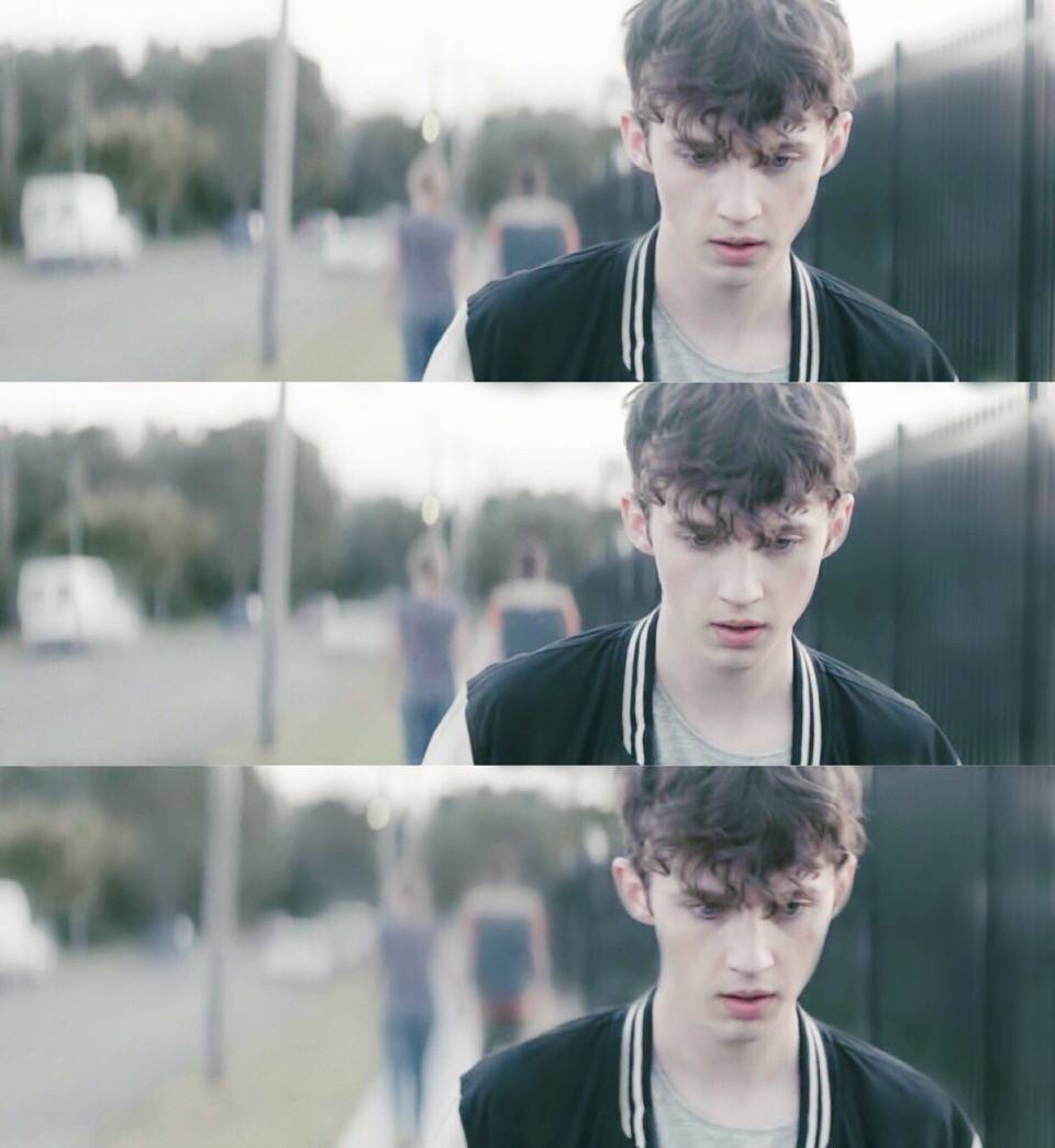 troye sivan 戳爷 blue neighbourhood.