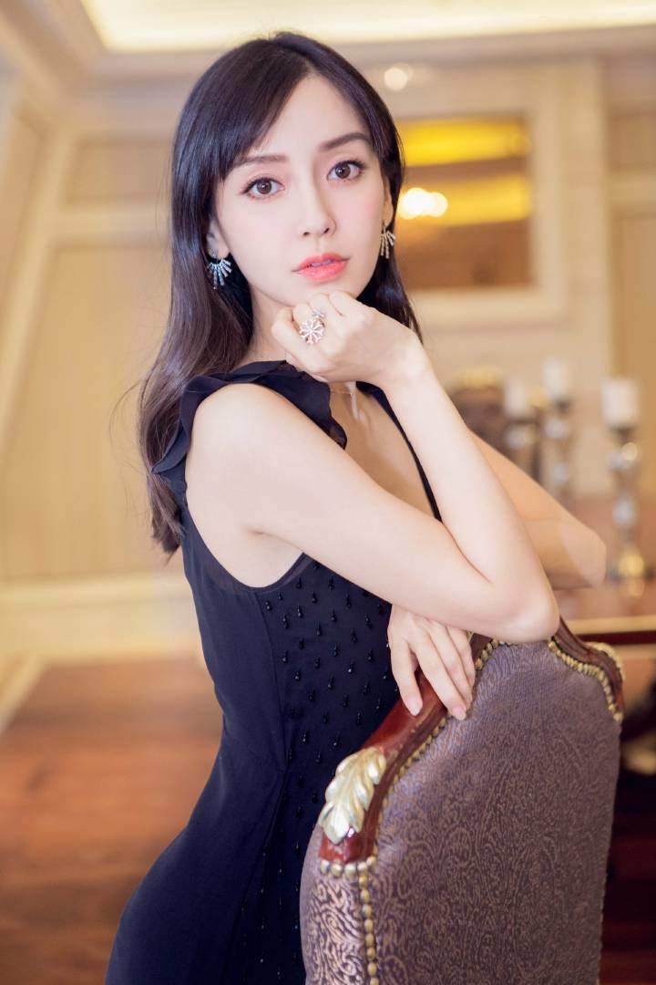 Angelababy ♡ 杨颖
她是杨颖
一个年纪轻轻的女孩
却承受着超负荷的工作
在她14岁的时候
就已经成为香港最优秀的童模
在其他同龄女孩在父母怀里撒娇时
她却在镜头前4、5个小时不能动
在拍太极的时候
她不要替身为自己摔落为自己流血
哪怕自己受伤
她是贝微微
却多了一份稳重
她是云歌
却多了一份优雅
她是睿姬
却多了一份活泼
她是Rain
却多了一份典雅
她是宋诗乔
却多了一份安宁
她是田小麦
却多了一份深情
她是丁思甜
却多了一份勇敢
她是杨颖
我们是杨家将
因为杨颖
我们最终相聚在茫茫人海
为了共同的信仰相互支持
无论是风 亦或是雨
她作为偶像永远能在前面为我们晴朗一阙天空
追baby的这些年
你是否发现
那颗曾经不坚定的心
因为baby而变得坚定
无论是生活亦或陪伴
那些曾经动摇过的情感
如今只剩笃信
你会否发现
那些曾经迷惘的灯火夜晚
如今变得稳妥而又踏实
因为有那么一个人远在天边
愿你们看得见,她的努力......