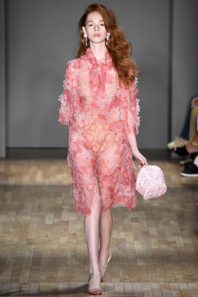 Jenny Packham 2015 春夏高级成衣这一季设计师的灵感缪斯源自玛丽莲·梦露(Marilyn Monroe)，优雅妩媚的迷人魅力再次被身穿柔和色彩并有着修身线条的长裙模特们演绎呈现，虽然没有那条经典的小白裙，然而一条条拥有细…