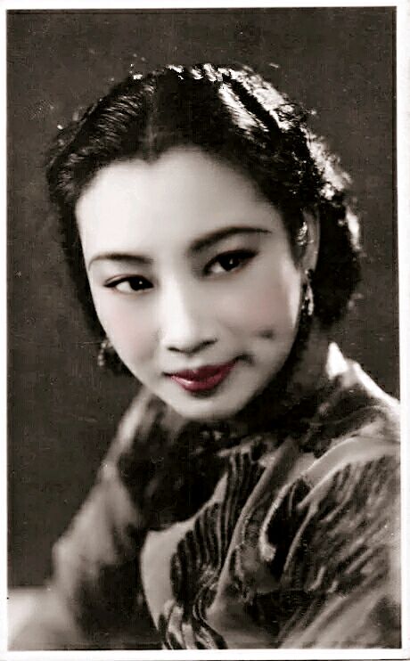 胡蝶(1908.3.23－1989.4.23)，原名胡瑞华，民国第一美女，中国早期最著名的影星，生于上海，祖籍广东鹤山。胡蝶是横跨中国默片时代和有声片时代的电影皇后，被誉为“中国的葛利泰· 嘉宝”。